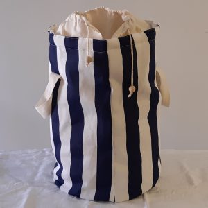 Cesto organizador con bolsa rayado azul